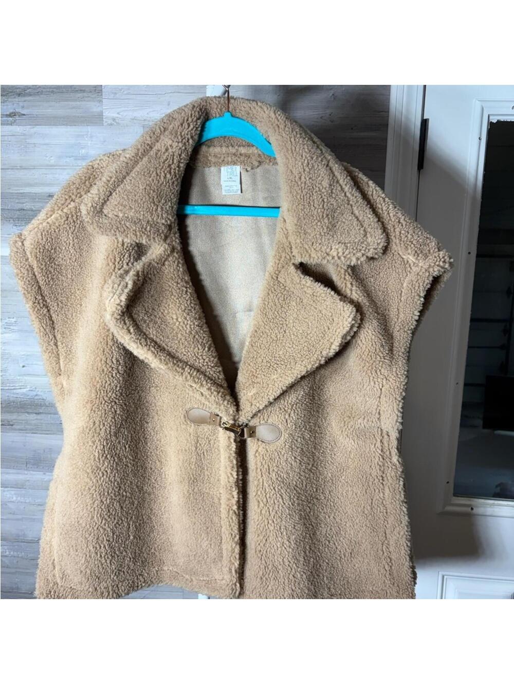 Time and Tru L/XL Beige Faux Shearling Vest with Toggle Closure 946